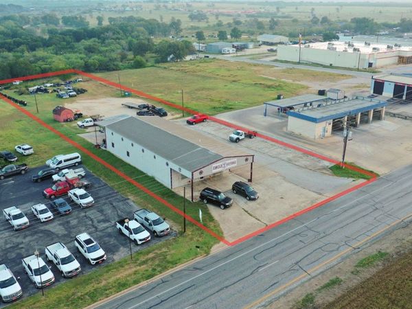 1505 E Sarah Dewitt Dr, Gonzales, TX 78629