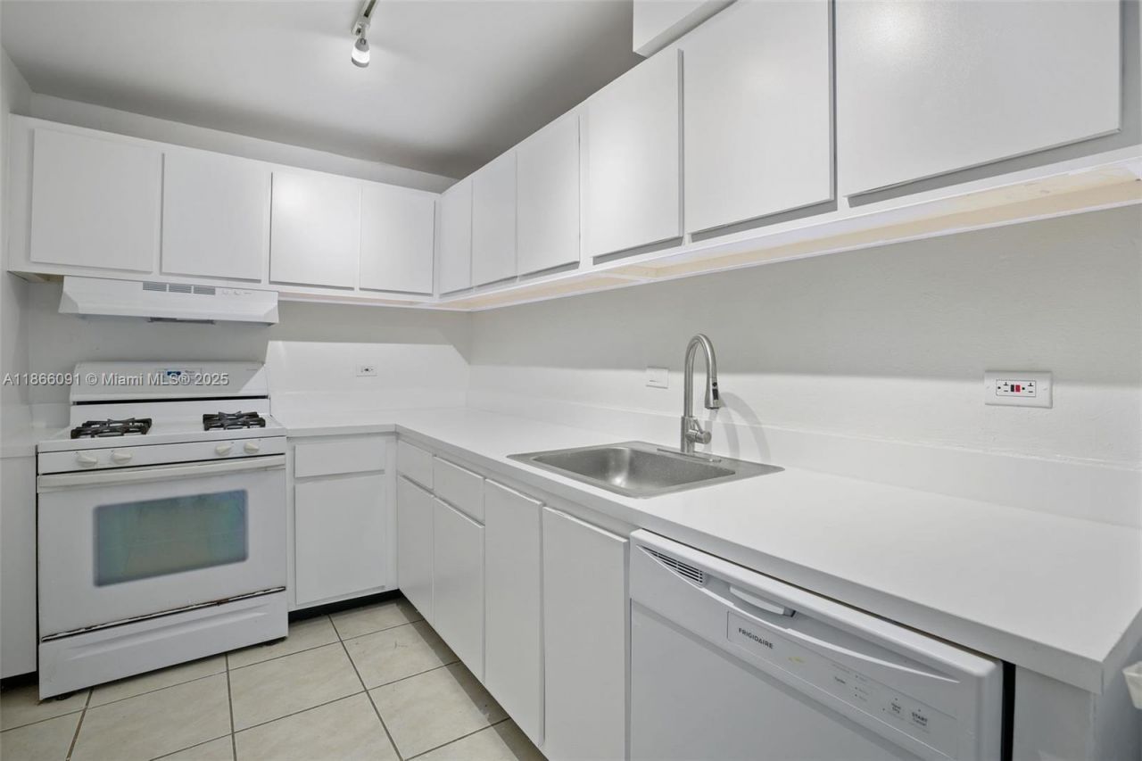 6900 N Kendall Dr, Unit A405, Pinecrest, FL 33156 Photo