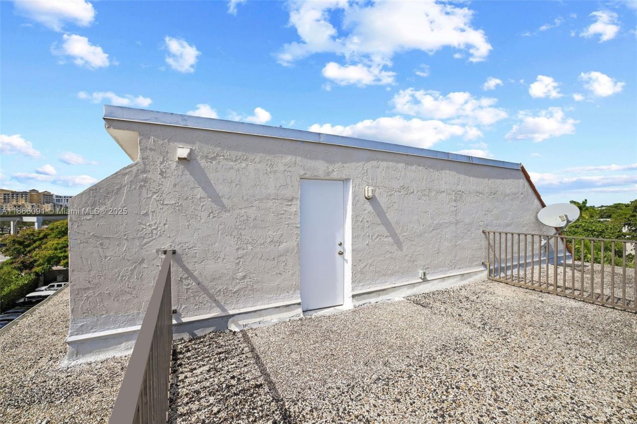 6900 N Kendall Dr, Unit A405, Pinecrest, FL 33156 Photo