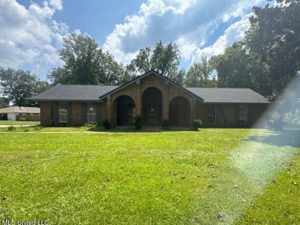 100 W Pecan Tree Lane, Vicksburg, MS 39183
