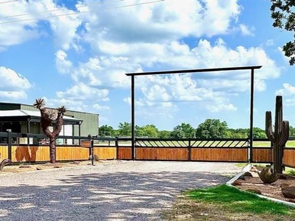 8690 E FM 922 Highway, Valley View, TX 76272