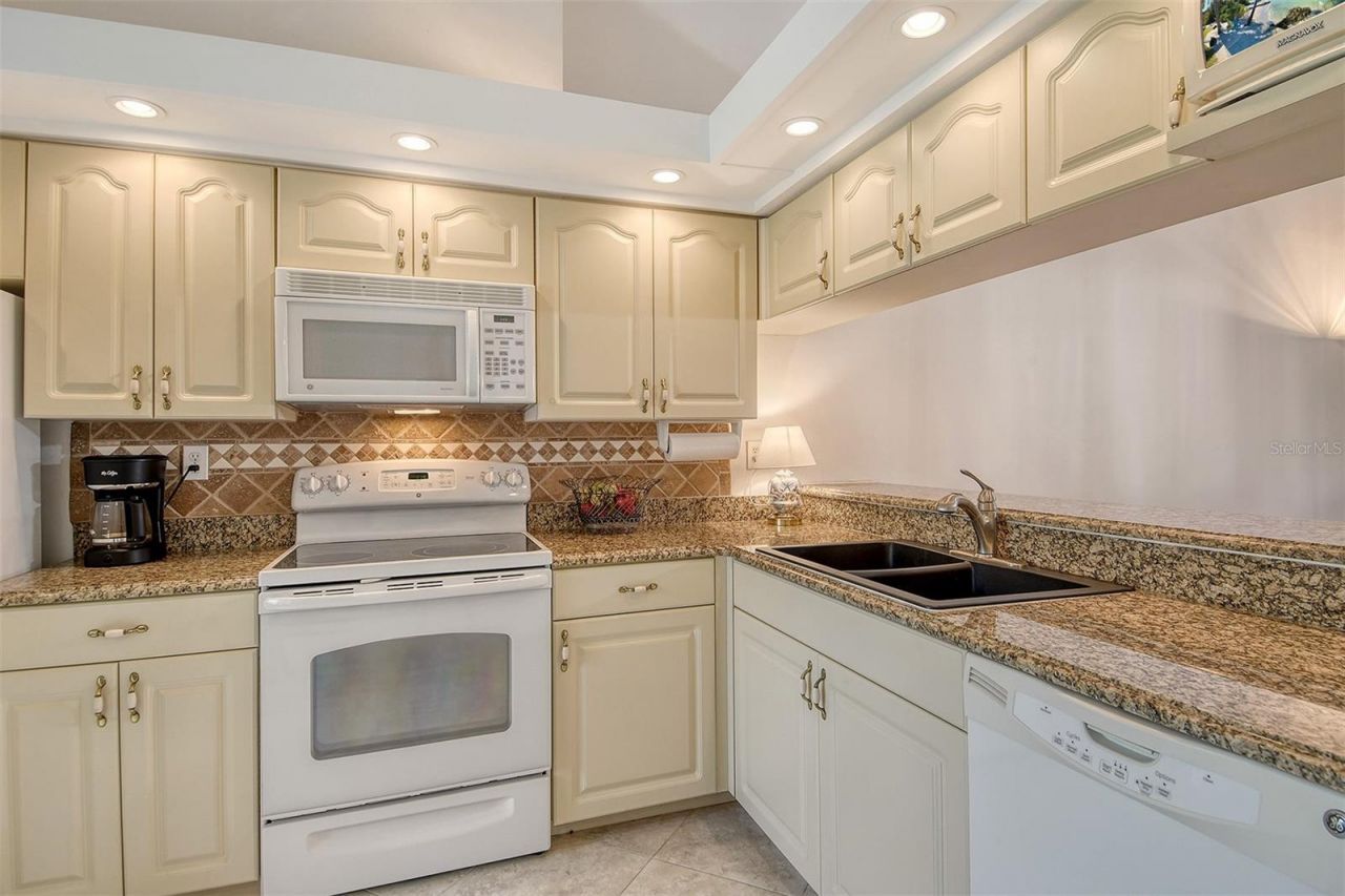 5956 Clubside Drive, Unit 7651, Sarasota, FL 34243 Photo