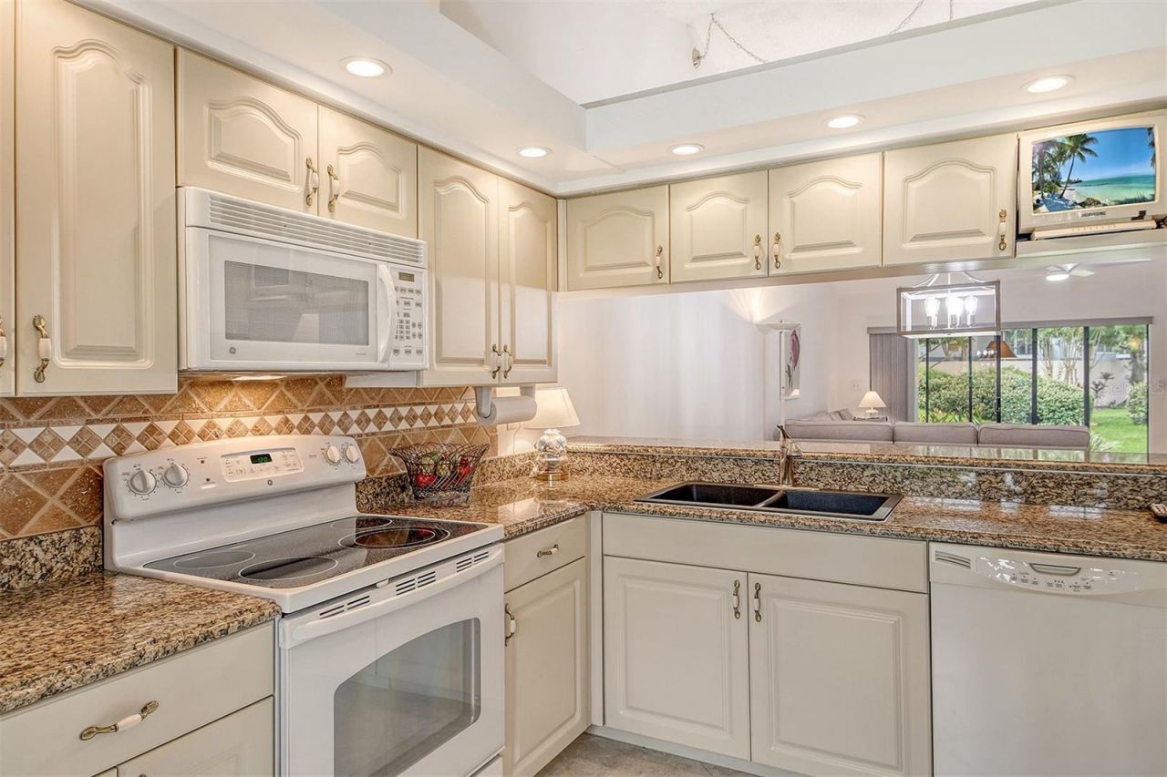 5956 Clubside Drive, Unit 7651, Sarasota, FL 34243 Photo