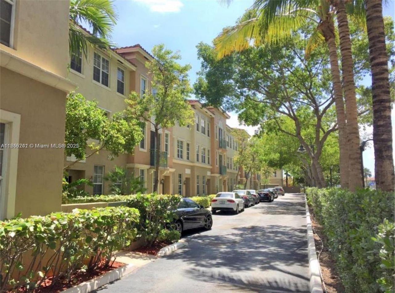 2069 S Ocean Dr, Unit TH16, Hallandale Beach, FL 33009 Photo