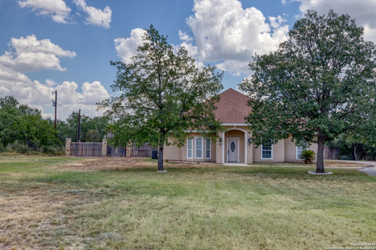 328 Fair Oaks, Uvalde, TX 78801 Main Photo