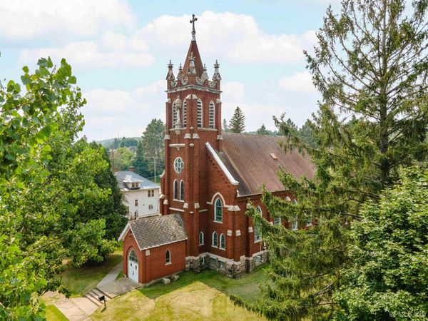 121 N 5th Avenue, Iron River, MI 49935