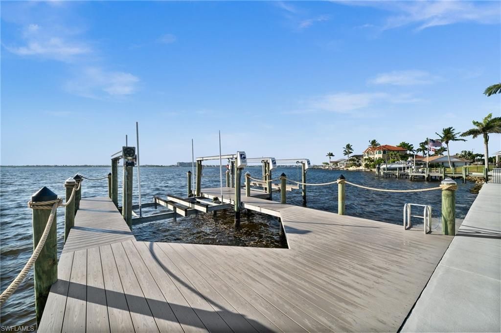 5625 Riverside Dr, Cape Coral, FL 33904 Photo