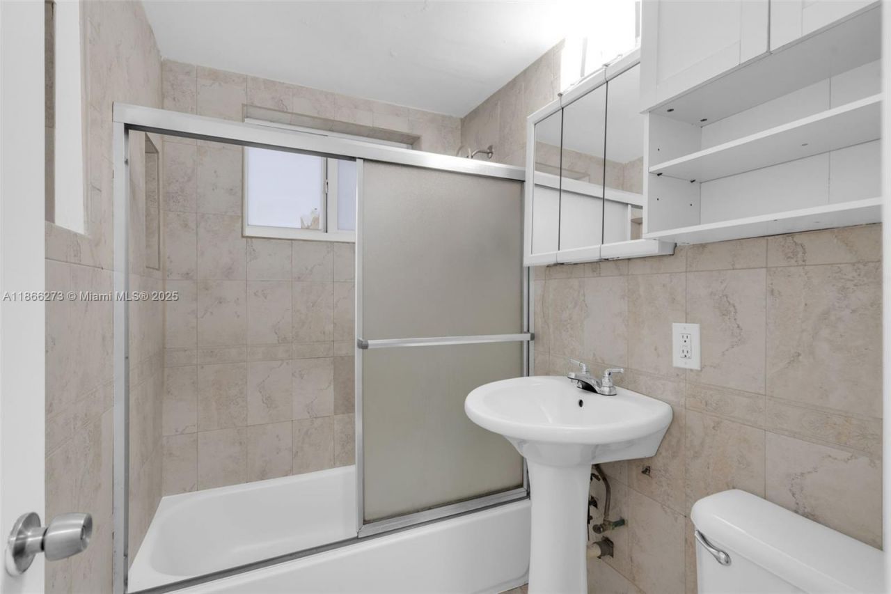 7424 Byron Ave, Unit 2B, Miami Beach, FL 33141 Photo