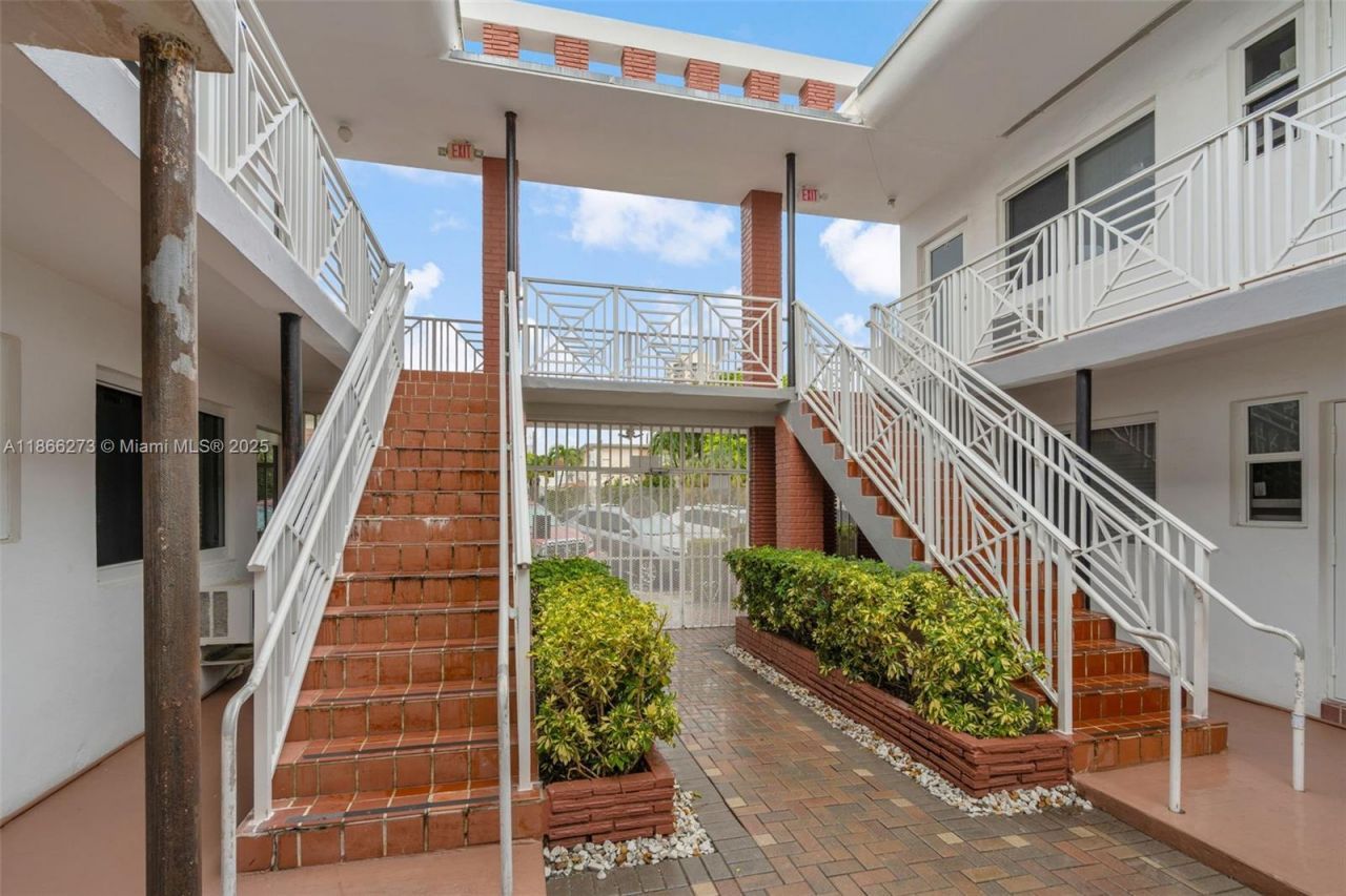 7424 Byron Ave, Unit 2B, Miami Beach, FL 33141 Photo