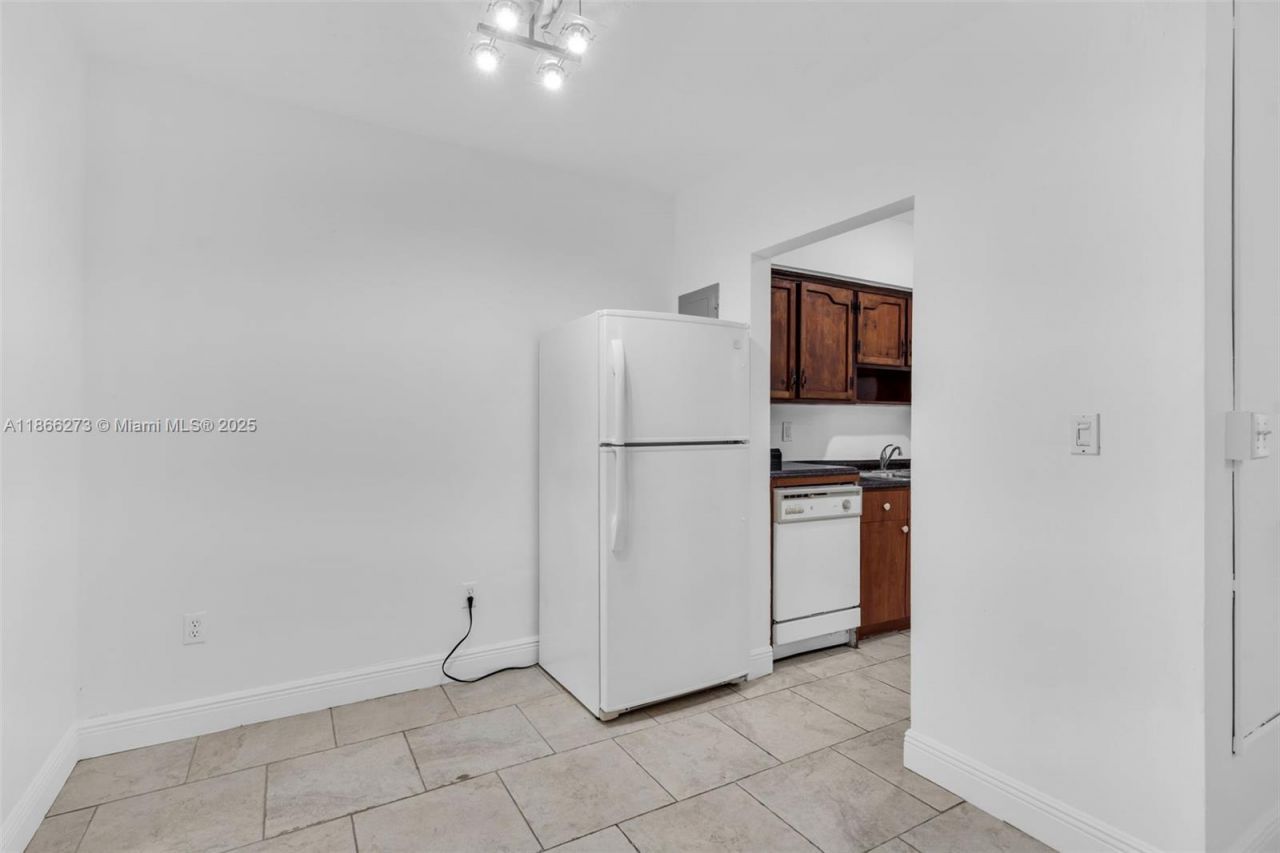 7424 Byron Ave, Unit 2B, Miami Beach, FL 33141 Photo