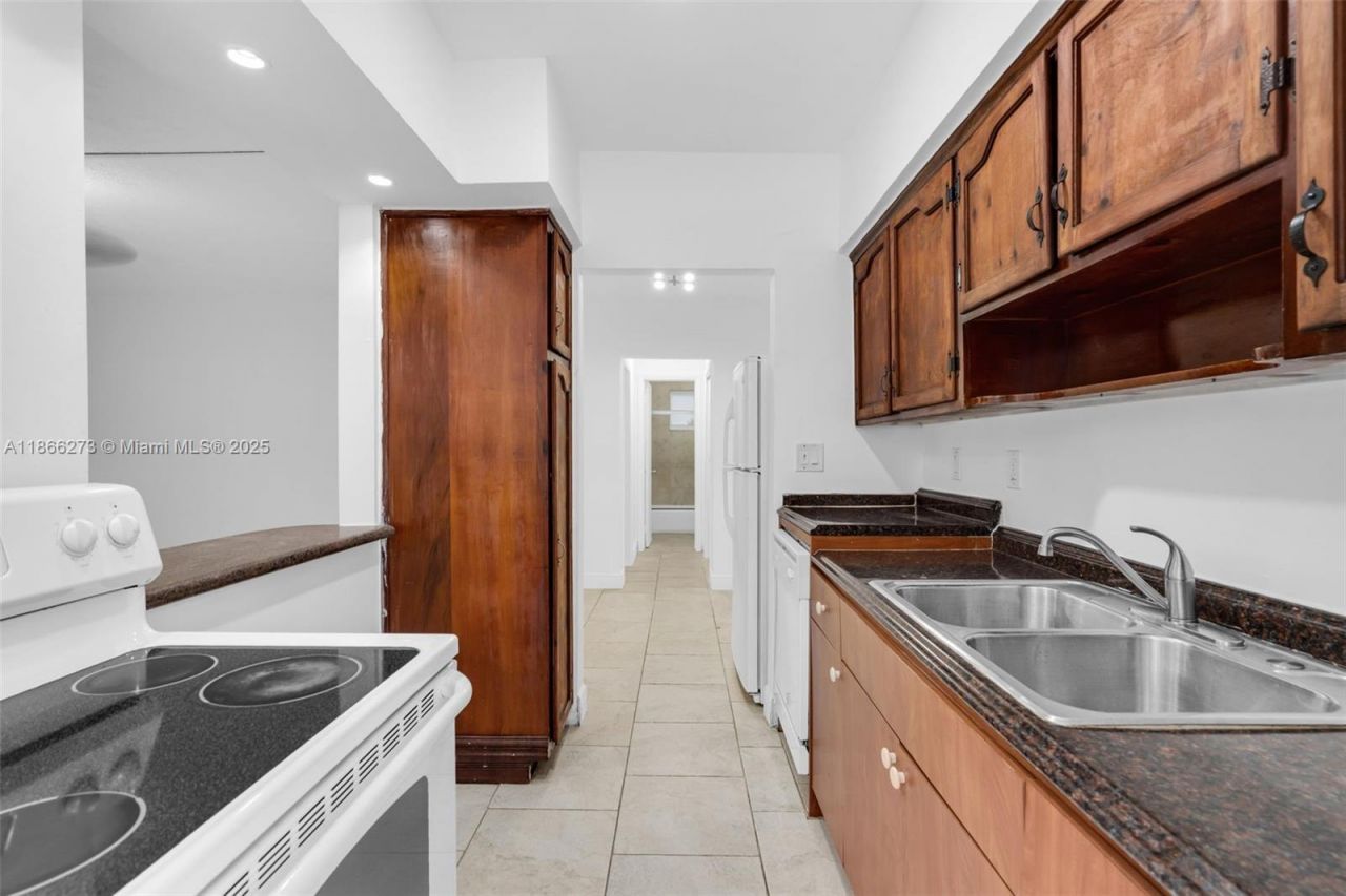 7424 Byron Ave, Unit 2B, Miami Beach, FL 33141 Photo