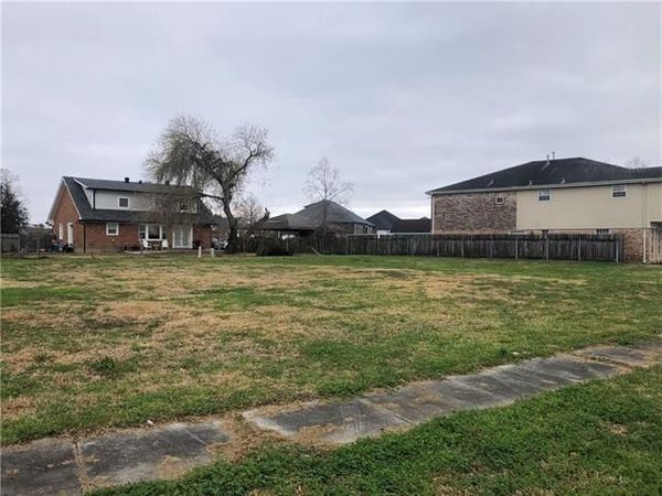 8325 FAIRFAX Drive, Chalmette, LA 70043