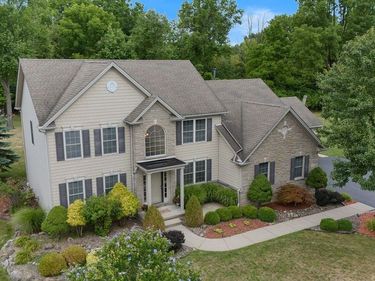 70 Briarwood Ln, Grand Island, NY 14072