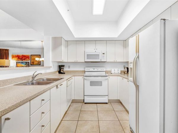 17375 Collins Ave, Unit 1005, Sunny Isles Beach, FL 33160