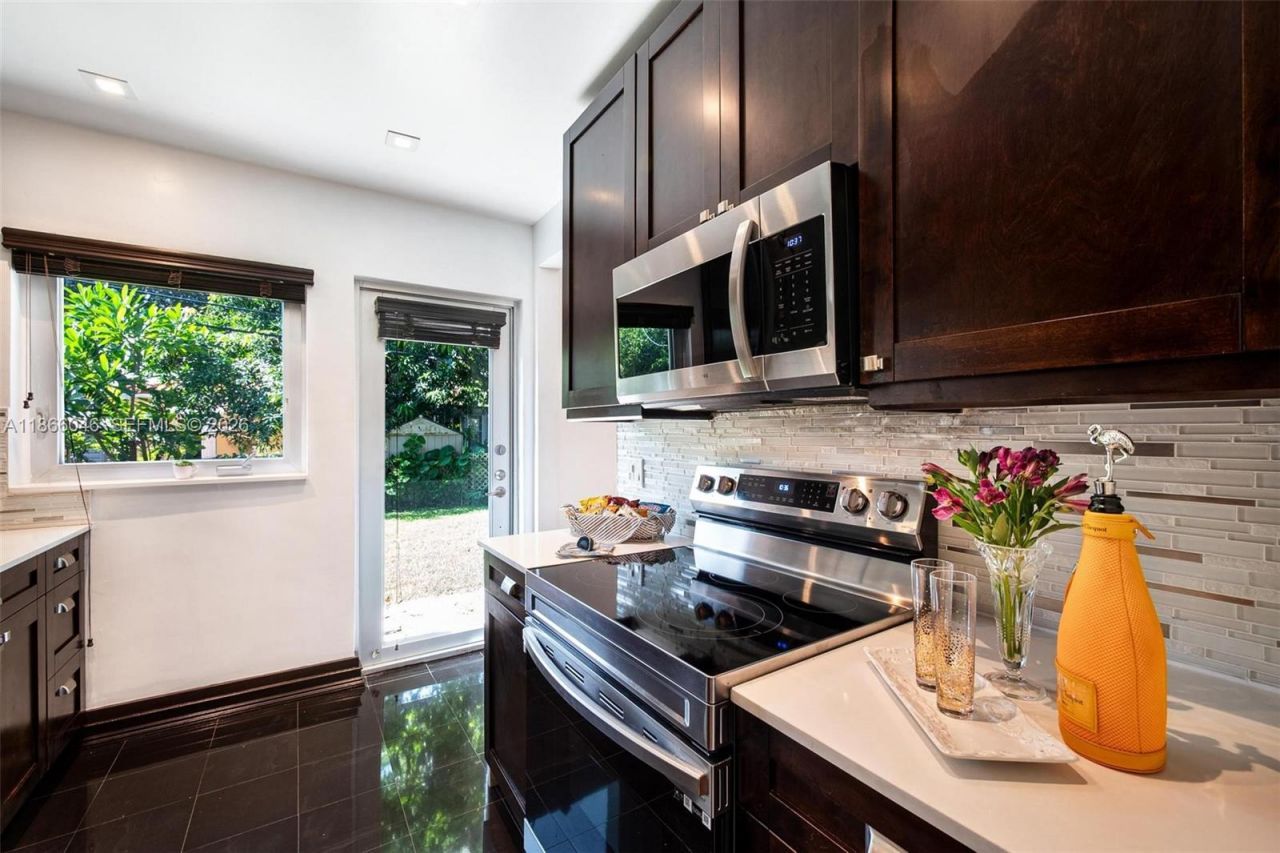 6320 NW 41st St, Virginia Gardens, FL 33166 Photo