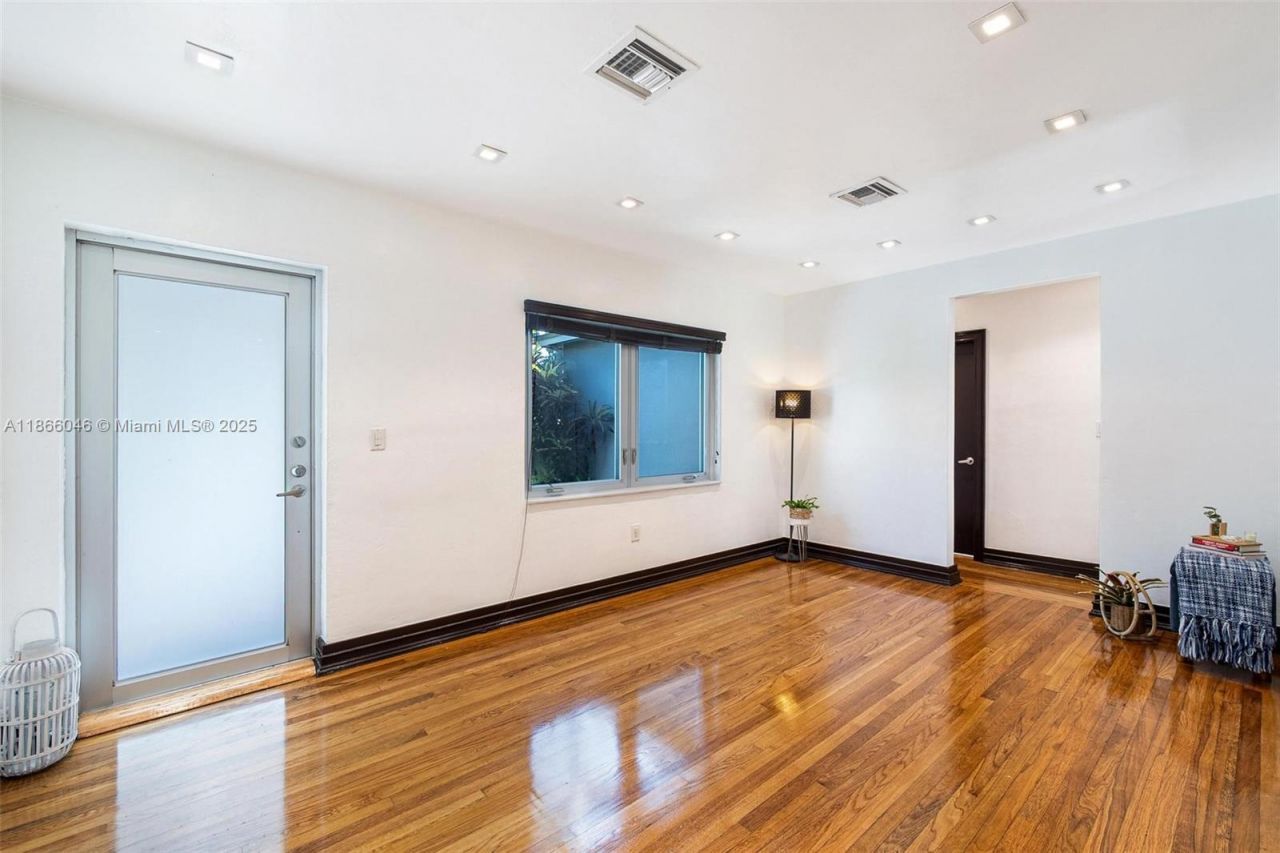 6320 NW 41st St, Virginia Gardens, FL 33166 Photo