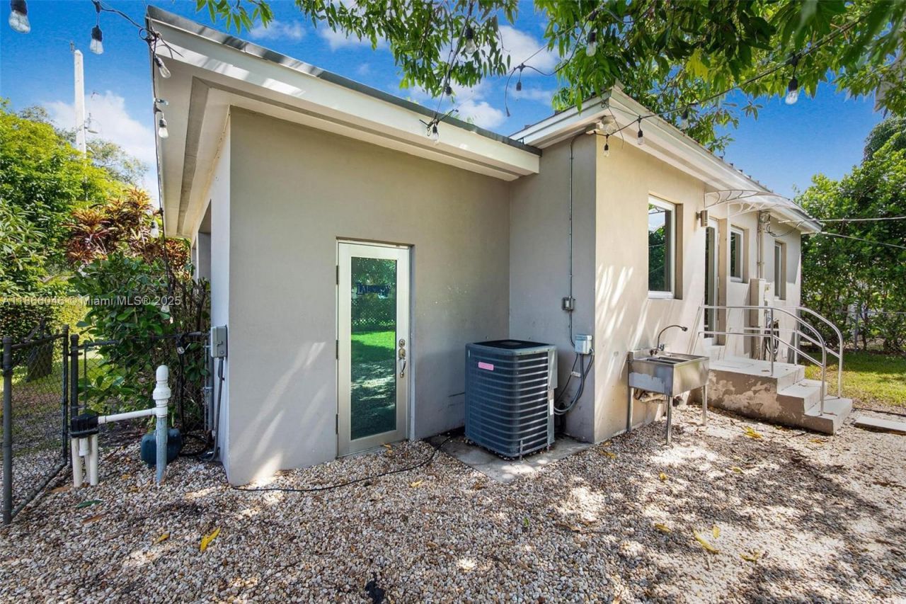 6320 NW 41st St, Virginia Gardens, FL 33166 Photo