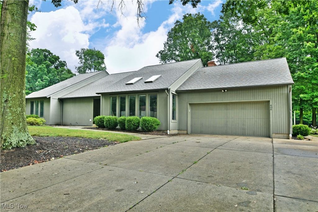 404 Cherry Hill Lane, Cortland, OH 44410 Main Photo