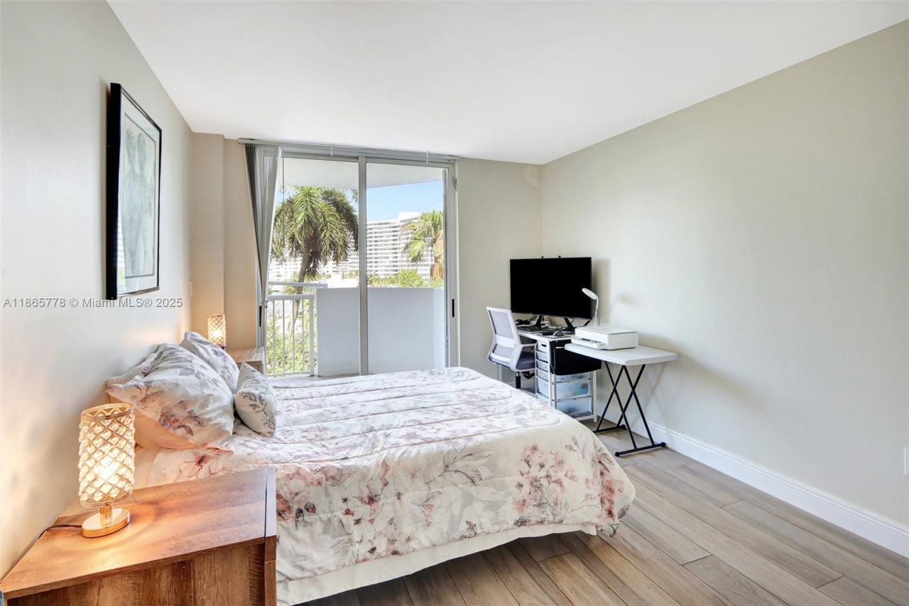 1621 Bay Rd, Unit 506, Miami Beach, FL 33139 Photo