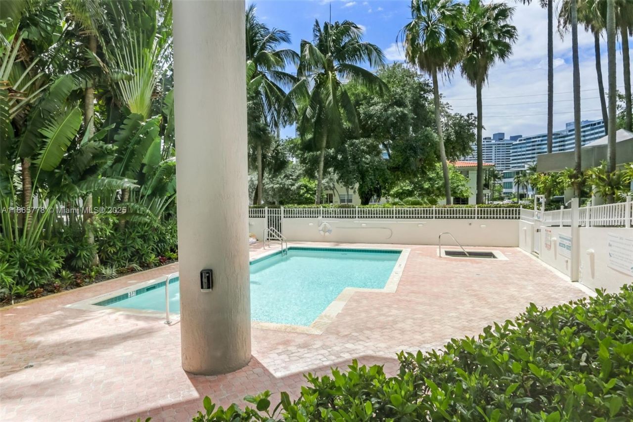 1621 Bay Rd, Unit 506, Miami Beach, FL 33139 Photo