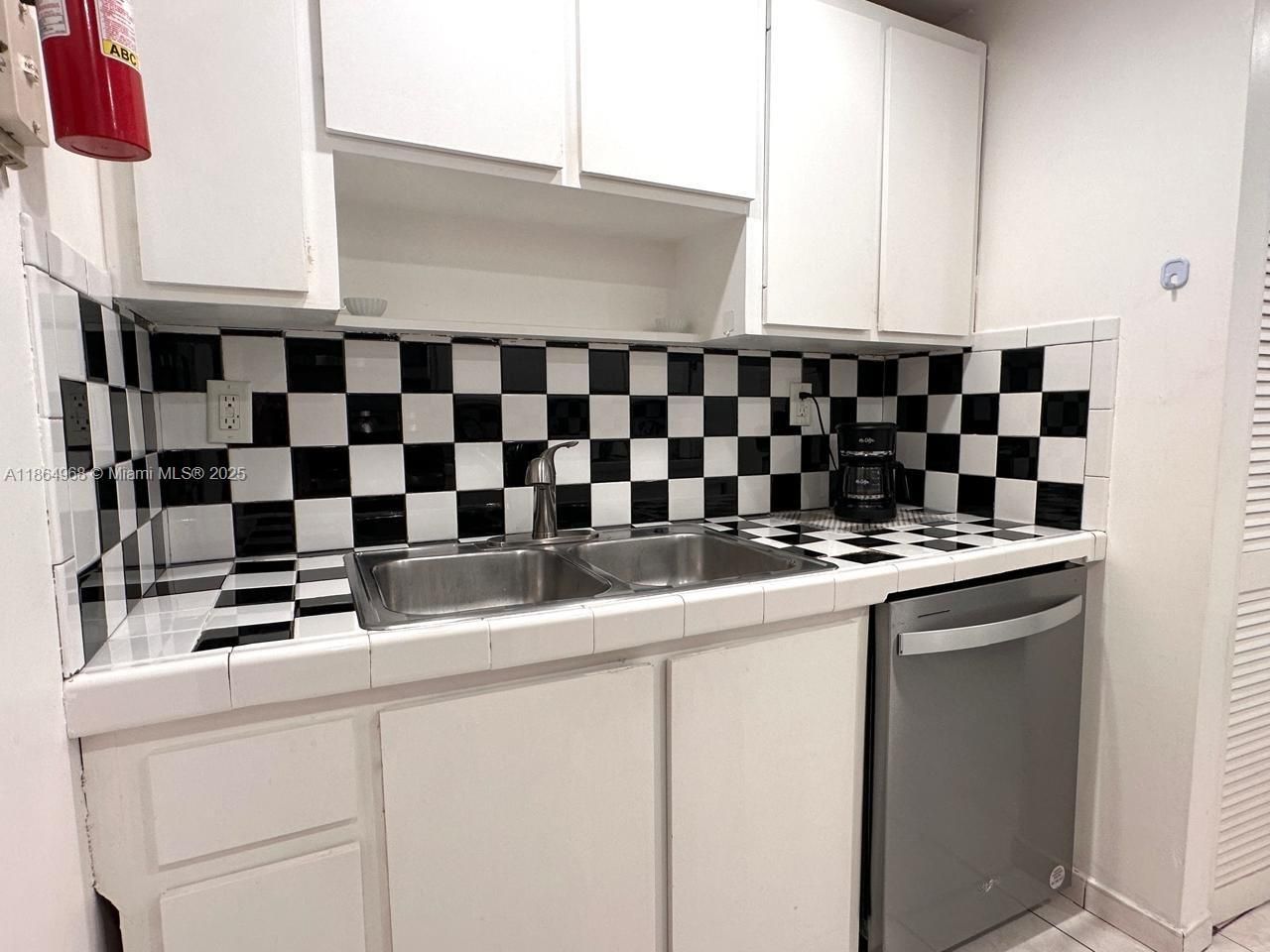 3200 Collins Ave, Unit 7-4, Miami Beach, FL 33140 Photo