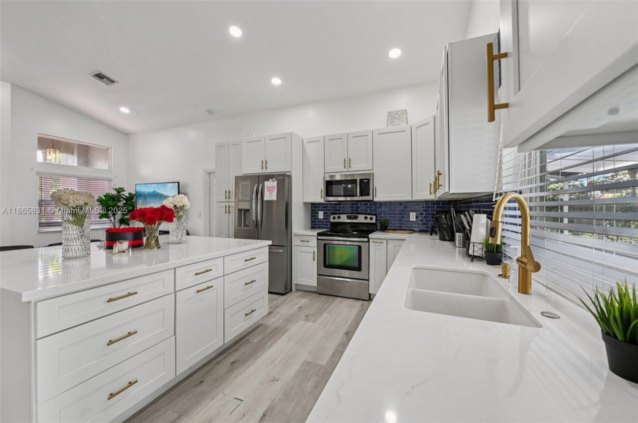 10681 Lago Welleby Dr, Sunrise, FL 33351 Photo