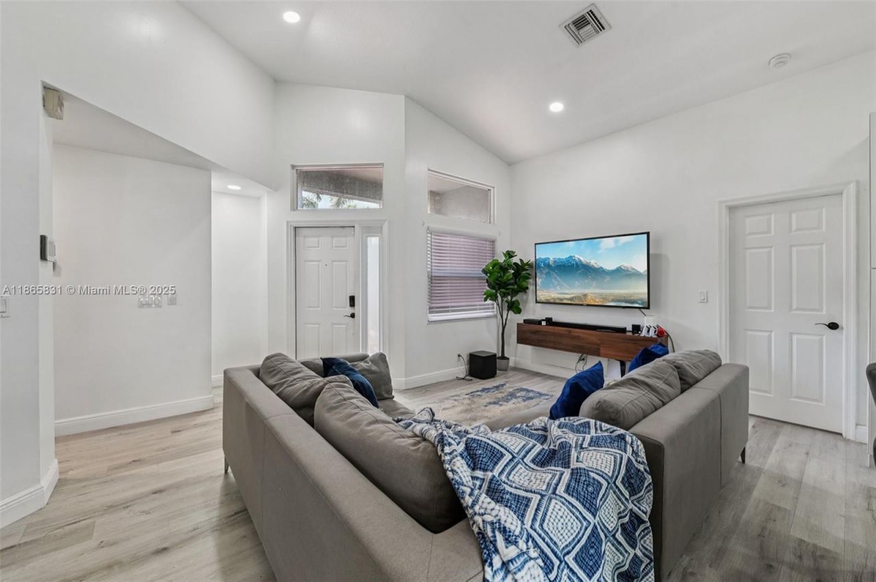 10681 Lago Welleby Dr, Sunrise, FL 33351 Photo