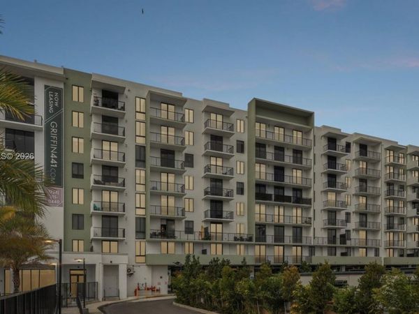 4465 Griffin Road, Unit B5, Davie, FL 33314