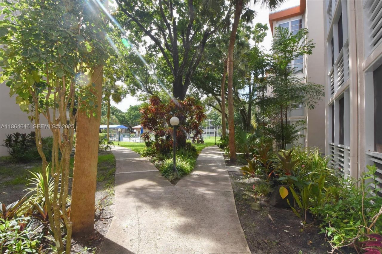 2649 NW 48th Ter, Unit 334, Lauderdale Lakes, FL 33313 Photo