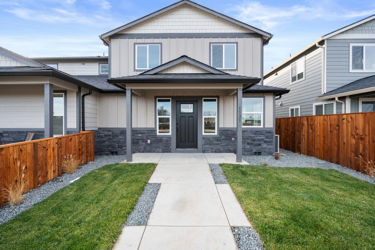 1121 Annalise Street, Central Point, OR 97502 Main Photo