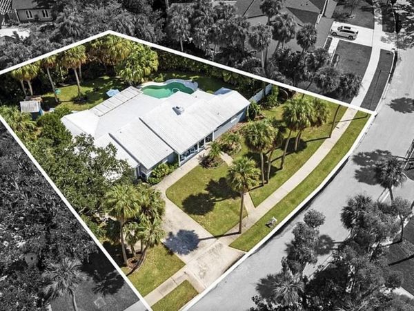 2606 S HAWTHORNE CIRCLE, TAMPA, FL 33629