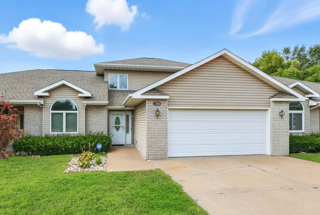 1708 Cobblestone Dr, Muscatine, IA 52761 Main Photo