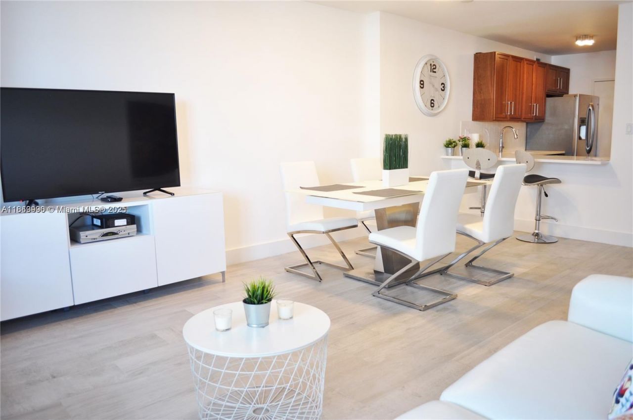 100 Lincoln Rd, Unit 435, Miami Beach, FL 33139 Photo