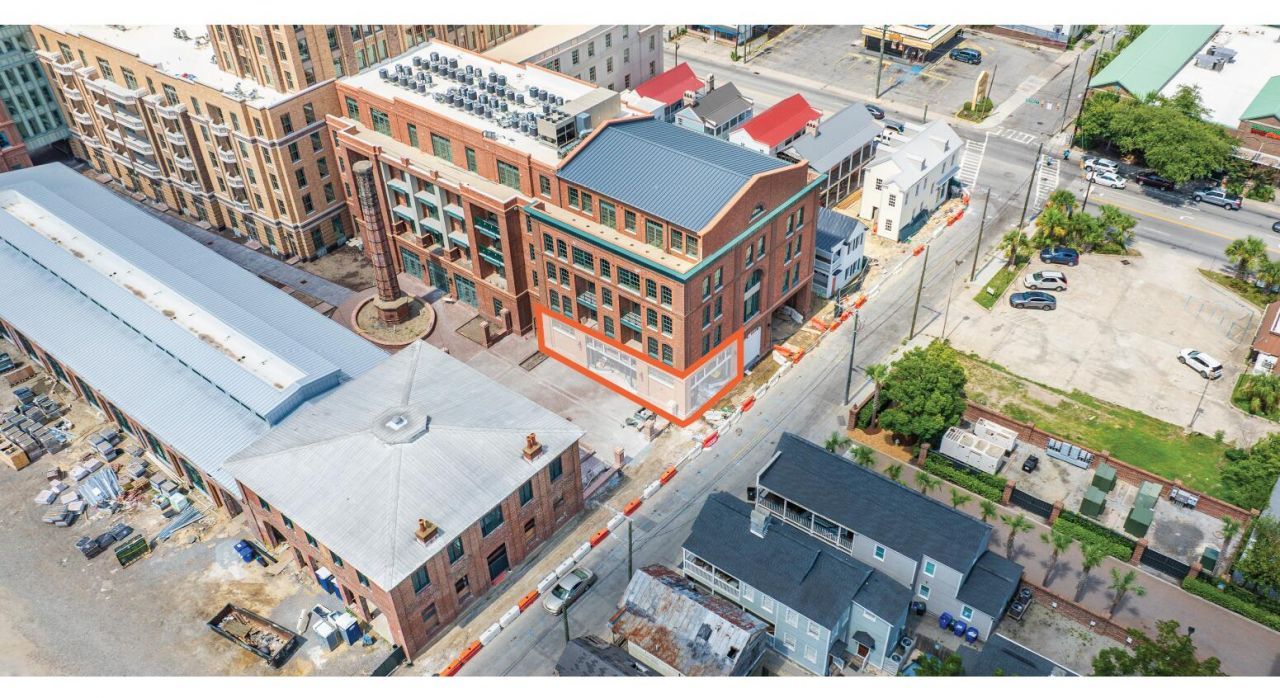 44 Line Street Photo 5