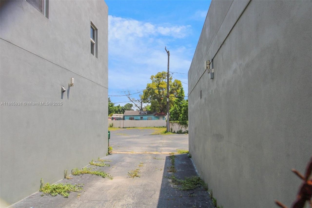 3270 NW 36th St, Miami, FL 33142 Photo