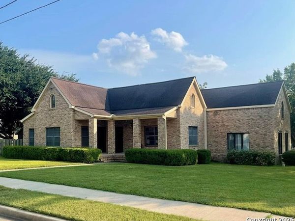 1120 avenue d, Shiner, TX 77984