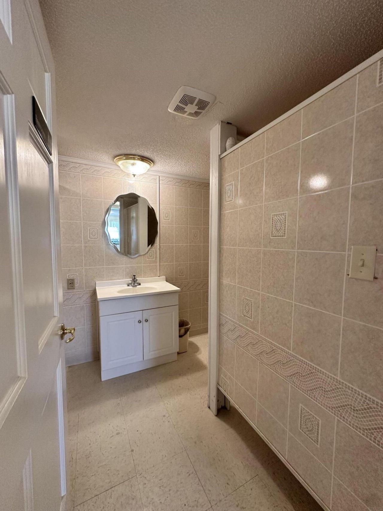 248 Majesty St. Photo 10