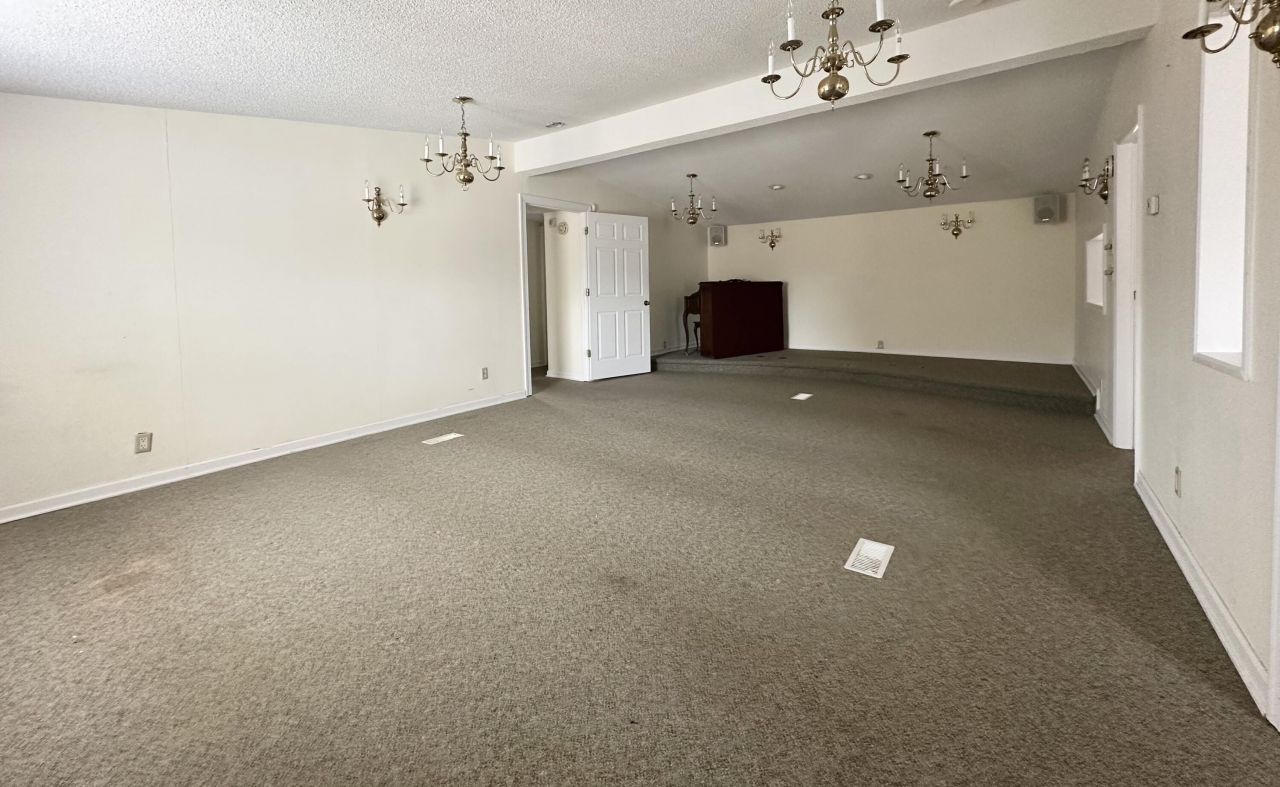 248 Majesty St. Photo 11