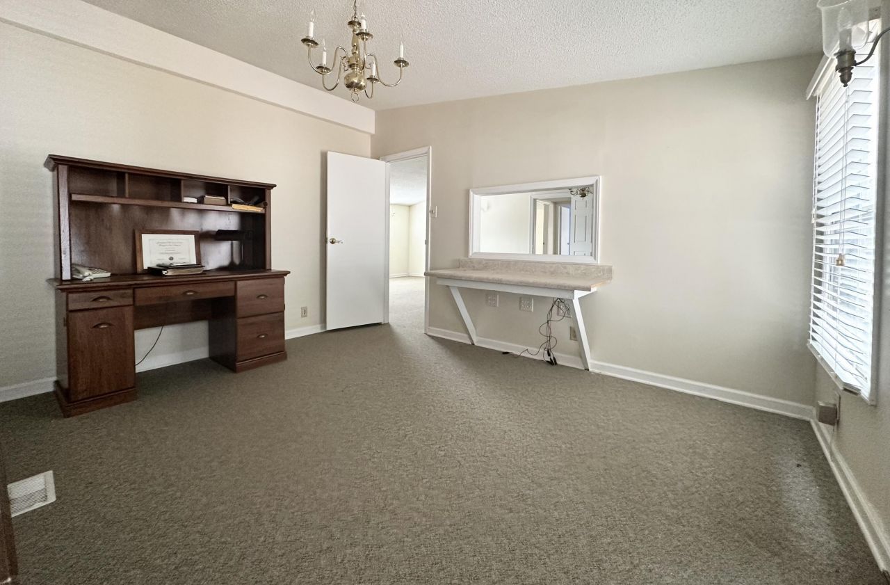 248 Majesty St. Photo 13