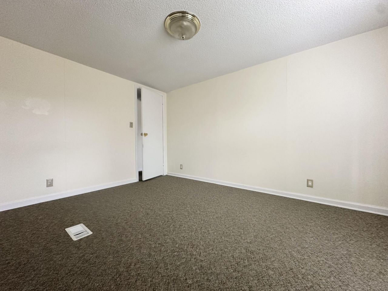 248 Majesty St. Photo 15