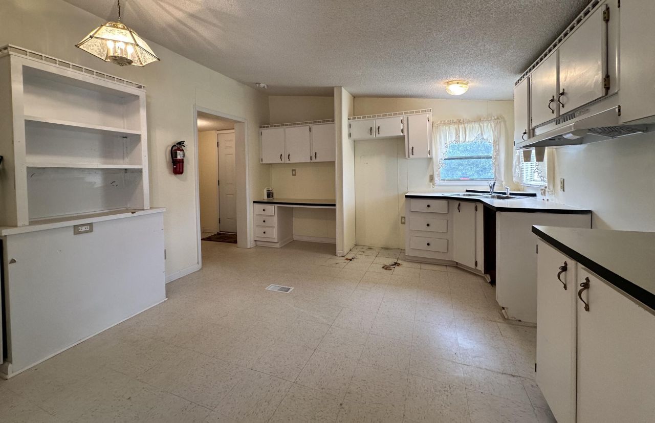 248 Majesty St. Photo 6