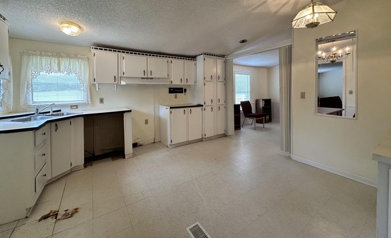 248 Majesty St. Photo 7