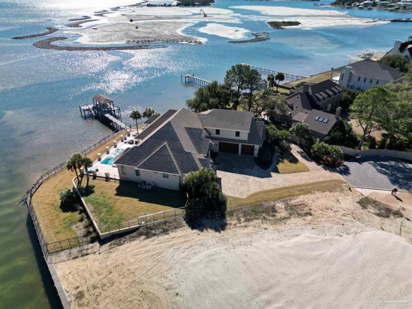 37 Lakeside Dr, Pensacola, FL 32507