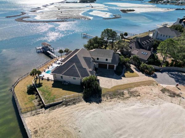 37 Lakeside Dr, Pensacola, FL 32507