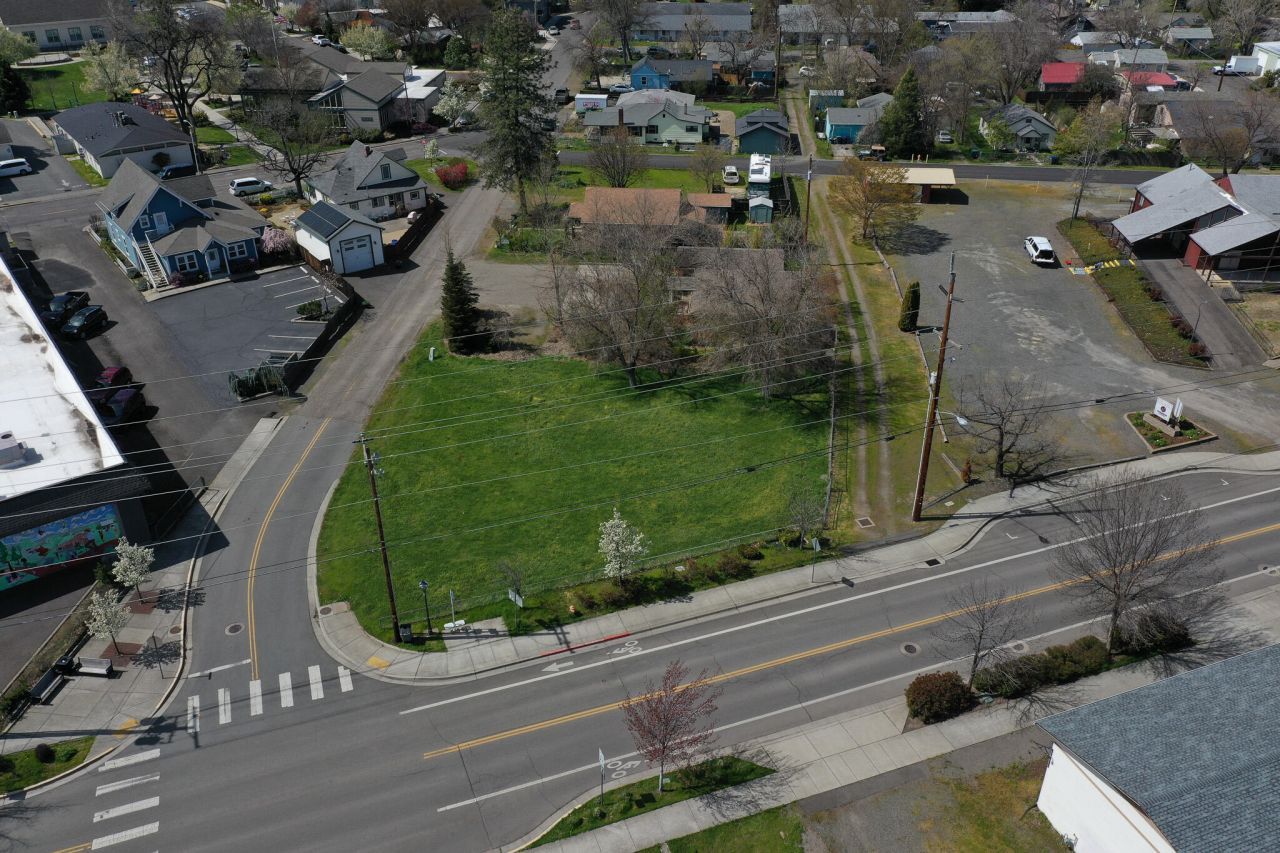 60 Talent Avenue, Talent, OR 97540 Main Photo