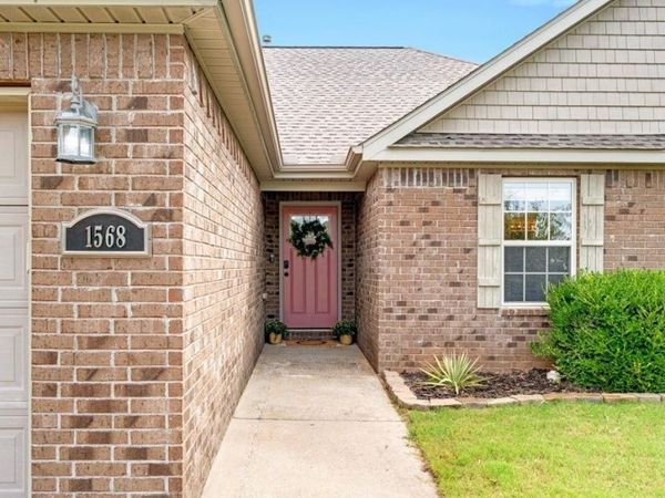 1568 N Oakhaven Place, Fayetteville, AR 72704