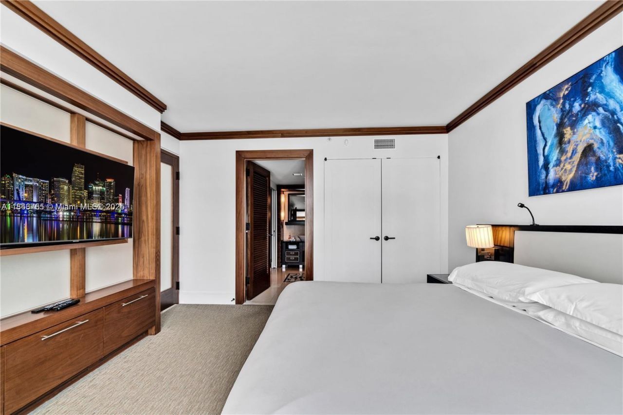 6801 Collins Ave, Unit 818, Miami Beach, FL 33141 Photo