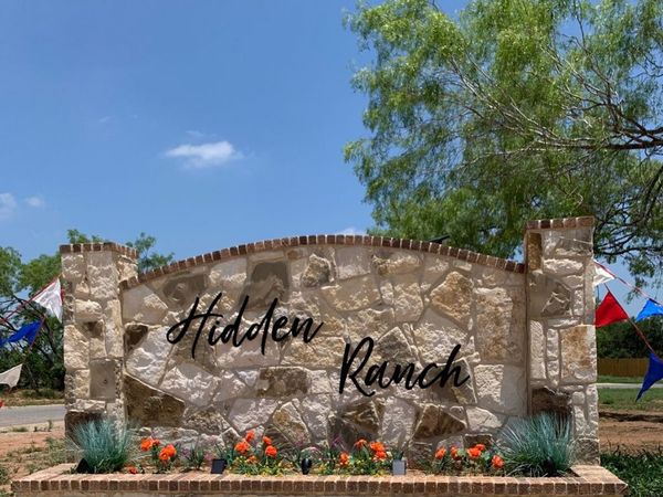 211 Hidden Ranch Ct, Floresville, TX 78113