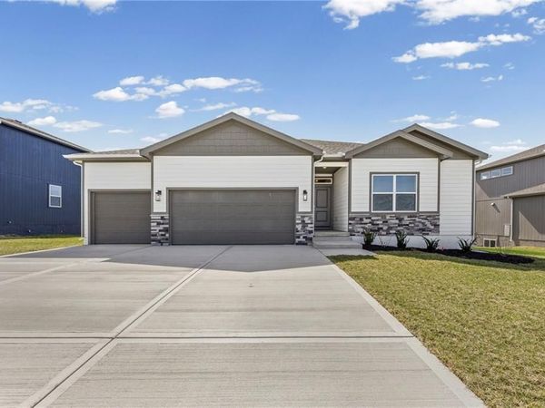 18615 W 193rd Street, Spring Hill, KS 66083