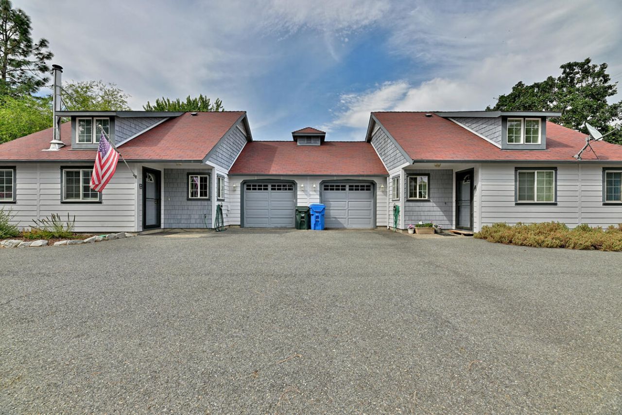 200 S Junction Avenue, Cave Junction, OR 97523 Main Photo